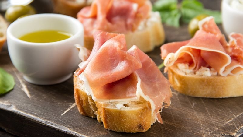 Tartine prosciutto CRUDO robiola e olive_16_9